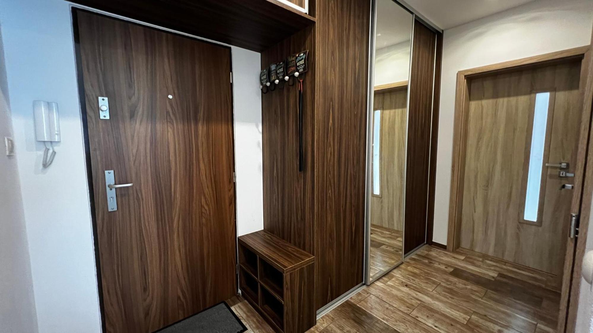 Industrial Apartment I 24Hr Self Check-In I Free Parking & Coffee Banska Bystrica Luaran gambar