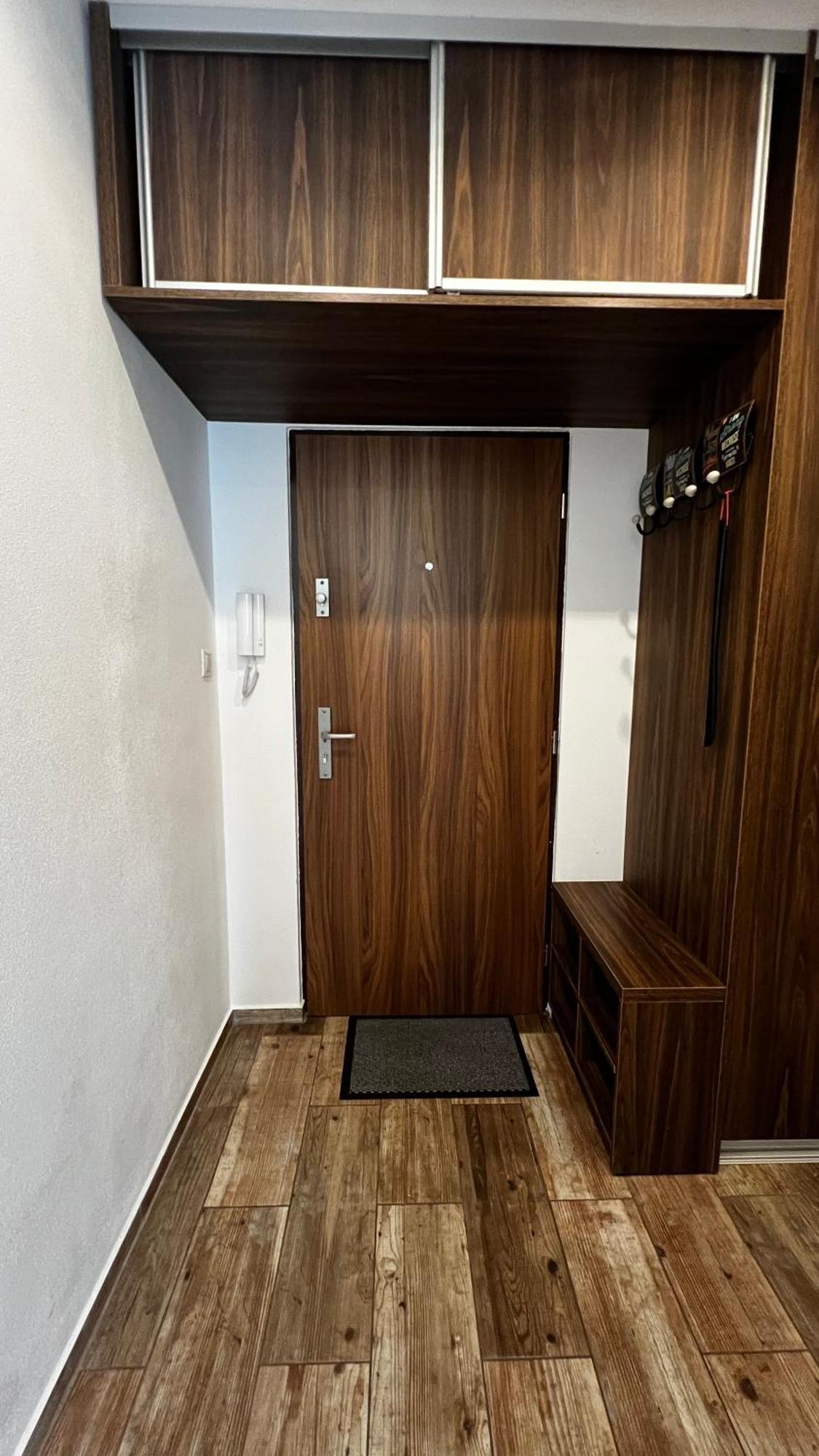 Industrial Apartment I 24Hr Self Check-In I Free Parking & Coffee Banska Bystrica Luaran gambar